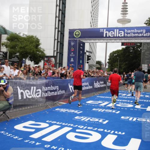 29.06.2025 - hella hamburg halbmarathon Michael Strokosch http://msf.ph/oto/8245304 29.06.2025 10:56:52 Ziel 2378, 2741, 3836, 5418, 7716, 8825, 8996, 13816, 14369, 14461, 15134, 15431, 15712, 16008, 16009, 16043, 16121, 16679, 17133, 18634 meine-sportfotos.de