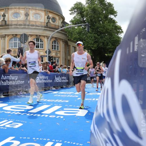29.06.2025 - hella hamburg halbmarathon Strokosch-Dieckow http://msf.ph/oto/8245310 29.06.2025 10:38:27 Ziel 1042, 1710, 2745, 3014, 3431, 3790, 7110, 8571, 11379, 14905, 14992, 16075, 16280, 18357, 18761 meine-sportfotos.de