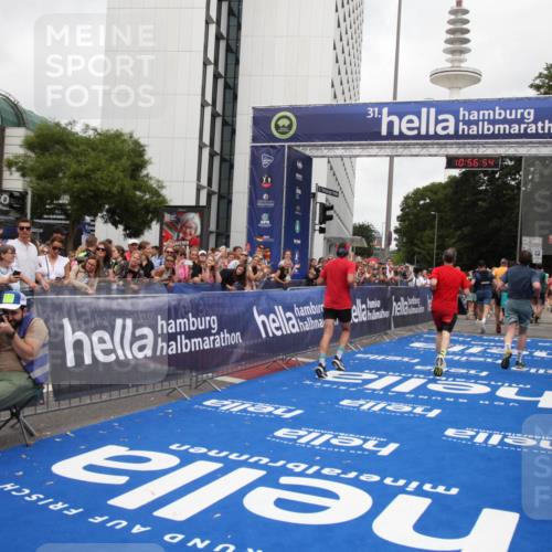 29.06.2025 - hella hamburg halbmarathon Michael Strokosch http://msf.ph/oto/8245338 29.06.2025 10:56:53 Ziel 1955, 2378, 2741, 3836, 5418, 6835, 7716, 8825, 8996, 13816, 14369, 14461, 15134, 15431, 16008, 16009, 16679, 17133, 18634 meine-sportfotos.de
