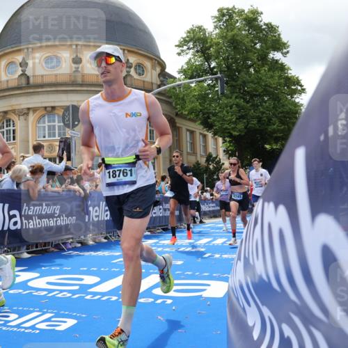 29.06.2025 - hella hamburg halbmarathon Strokosch-Dieckow http://msf.ph/oto/8245341 29.06.2025 10:38:27 Ziel 1042, 1710, 2745, 3014, 3431, 3790, 7110, 8571, 11379, 14905, 14992, 16075, 16280, 18357, 18761 meine-sportfotos.de