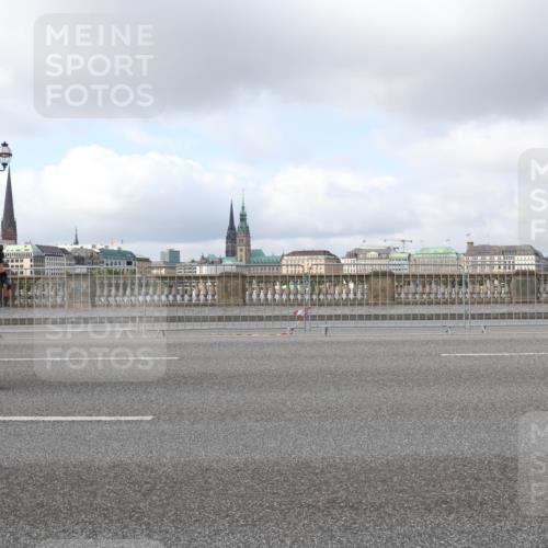 29.06.2025 - hella hamburg halbmarathon Lena Gebhardt http://msf.ph/oto/8245362 29.06.2025 09:02:37 Lombardsbrücke  meine-sportfotos.de