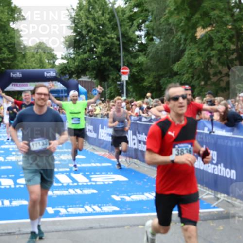 29.06.2025 - hella hamburg halbmarathon Zöllner http://msf.ph/oto/8245372 29.06.2025 10:56:55 Ziel 1955, 2282, 2378, 2741, 2759, 3836, 5418, 6835, 7716, 13816, 15097, 16008, 16009, 16620, 16679, 17133 meine-sportfotos.de