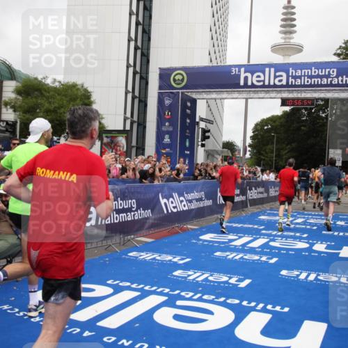 29.06.2025 - hella hamburg halbmarathon Michael Strokosch http://msf.ph/oto/8245376 29.06.2025 10:56:53 Ziel 1955, 2378, 2741, 3836, 5418, 6835, 7716, 8825, 8996, 13816, 14369, 14461, 15134, 15431, 16008, 16009, 16679, 17133, 18634 meine-sportfotos.de