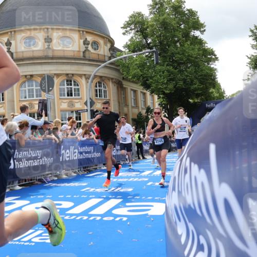 29.06.2025 - hella hamburg halbmarathon Strokosch-Dieckow http://msf.ph/oto/8245389 29.06.2025 10:38:28 Ziel 1710, 2745, 3014, 3431, 3790, 7110, 8571, 11379, 14905, 14992, 16075, 16280, 17154, 18357, 18761 meine-sportfotos.de