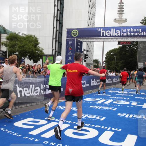 29.06.2025 - hella hamburg halbmarathon Michael Strokosch http://msf.ph/oto/8245400 29.06.2025 10:56:54 Ziel 1955, 2378, 2741, 3836, 5418, 6835, 7716, 8825, 13816, 14461, 15431, 16008, 16009, 16679, 17133 meine-sportfotos.de
