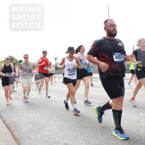 29.06.2025 - hella hamburg halbmarathon Lena Gebhardt http://msf.ph/oto/8245415 29.06.2025 10:45:28 Lombardsbrücke 1033, 1060, 1085, 1685, 1713, 1798, 2007, 2008, 2216, 2217, 2550, 2657, 2664, 2779, 2917, 2973, 3160, 3164, 3357, 3377, 3879, 3993, 4099, 4102, 4186, 4224, 4306, 4337, 4388, 4504, 4820, 4851, 5044, 5099, 5108, 5190, 5339, 5636, 5949, 6150, 6509, 6763, 6788, 6911, 6922, 6980, 7283, 7530, 7541, 7699, 7859, 7912, 8594, 8605, 8745, 8762, 9620, 10030, 10182, 10225, 10562, 10566, 11314, 12198, 12332, 12334 meine-sportfotos.de