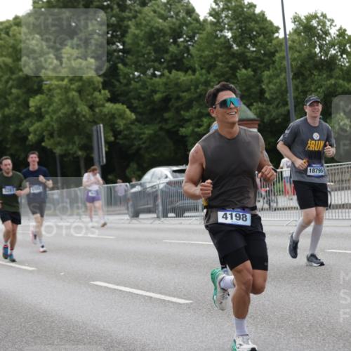 29.06.2025 - hella hamburg halbmarathon Jannik Wohlers http://msf.ph/oto/8245446 29.06.2025 10:30:19 Lombardsbrücke 1059, 1472, 1647, 2268, 2505, 2569, 2754, 2755, 3281, 4198, 6344, 6556, 7071, 7120, 9830, 11984, 12460, 12461, 14216, 14803, 15299, 15757, 16791, 18362, 18795, 18860 meine-sportfotos.de