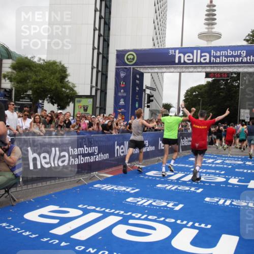 29.06.2025 - hella hamburg halbmarathon Michael Strokosch http://msf.ph/oto/8245448 29.06.2025 10:56:55 Ziel 1955, 2378, 2741, 3836, 5418, 6835, 7716, 8825, 13816, 14461, 16008, 16009, 16620, 16679, 17133 meine-sportfotos.de
