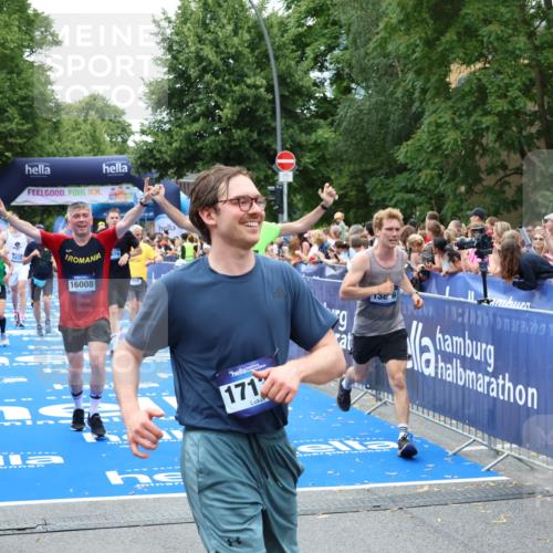 29.06.2025 - hella hamburg halbmarathon Zöllner http://msf.ph/oto/8245461 29.06.2025 10:56:56 Ziel 1955, 2282, 2378, 2741, 2759, 5418, 6835, 7716, 11043, 13816, 15097, 16008, 16009, 16620, 16679 meine-sportfotos.de