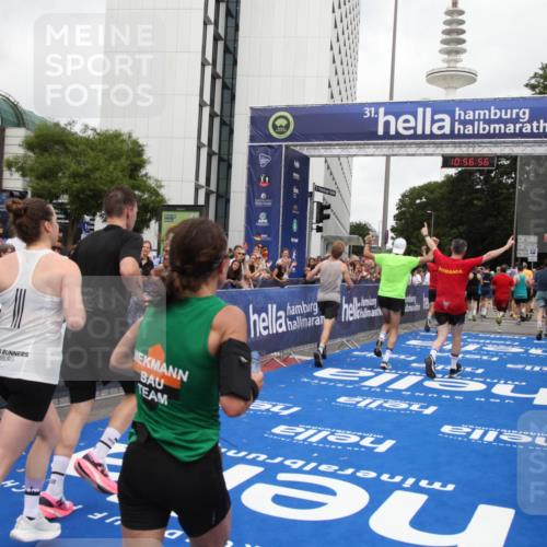 29.06.2025 - hella hamburg halbmarathon Michael Strokosch http://msf.ph/oto/8245468 29.06.2025 10:56:55 Ziel 1955, 2378, 2741, 3836, 5418, 6835, 7716, 8825, 13816, 14461, 16008, 16009, 16620, 16679, 17133 meine-sportfotos.de