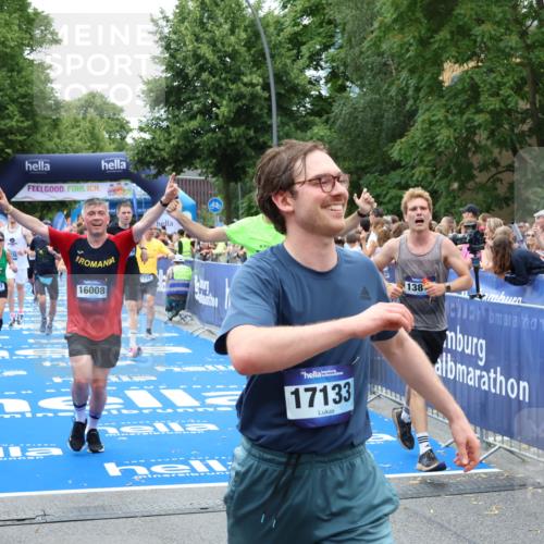 29.06.2025 - hella hamburg halbmarathon Zöllner http://msf.ph/oto/8245472 29.06.2025 10:56:56 Ziel 1955, 2282, 2378, 2741, 2759, 5418, 6835, 7716, 11043, 13816, 15097, 16008, 16009, 16620, 16679 meine-sportfotos.de