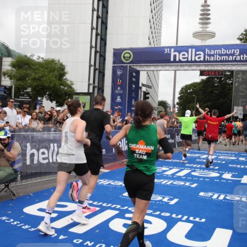 29.06.2025 - hella hamburg halbmarathon Michael Strokosch http://msf.ph/oto/8245485 29.06.2025 10:56:55 Ziel 1955, 2378, 2741, 3836, 5418, 6835, 7716, 8825, 13816, 14461, 16008, 16009, 16620, 16679, 17133 meine-sportfotos.de