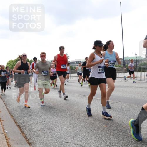 29.06.2025 - hella hamburg halbmarathon Lena Gebhardt http://msf.ph/oto/8245505 29.06.2025 10:45:28 Lombardsbrücke 1033, 1060, 1085, 1685, 1713, 1798, 2007, 2008, 2216, 2217, 2550, 2657, 2664, 2779, 2917, 2973, 3160, 3164, 3357, 3377, 3879, 3993, 4099, 4102, 4186, 4224, 4306, 4337, 4388, 4504, 4820, 4851, 5044, 5099, 5108, 5190, 5339, 5636, 5949, 6150, 6509, 6763, 6788, 6911, 6922, 6980, 7283, 7530, 7541, 7699, 7859, 7912, 8594, 8605, 8745, 8762, 9620, 10030, 10182, 10225, 10562, 10566, 11314, 12198, 12332, 12334 meine-sportfotos.de