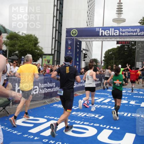 29.06.2025 - hella hamburg halbmarathon Michael Strokosch http://msf.ph/oto/8245509 29.06.2025 10:56:56 Ziel 1955, 2282, 2378, 2741, 2759, 3836, 5418, 6835, 7716, 13816, 15097, 16008, 16009, 16620, 16679, 17133 meine-sportfotos.de