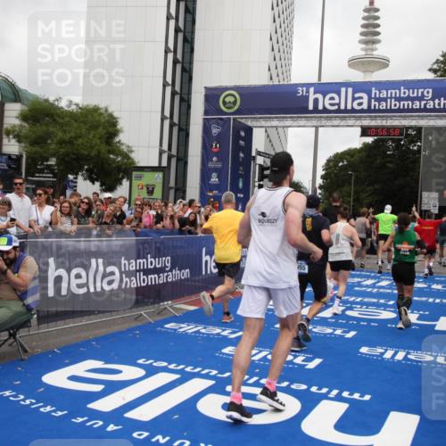 29.06.2025 - hella hamburg halbmarathon Michael Strokosch http://msf.ph/oto/8245548 29.06.2025 10:56:57 Ziel 1955, 2282, 2378, 2741, 2759, 5418, 6835, 7716, 11043, 13816, 15097, 16008, 16009, 16620, 16679 meine-sportfotos.de