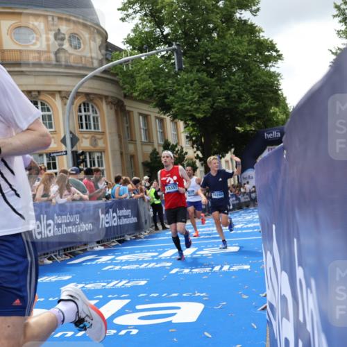 29.06.2025 - hella hamburg halbmarathon Strokosch-Dieckow http://msf.ph/oto/8245550 29.06.2025 10:38:29 Ziel 1710, 2745, 3014, 3790, 8571, 11379, 14905, 14992, 16075, 16280, 17154, 18357, 18761 meine-sportfotos.de