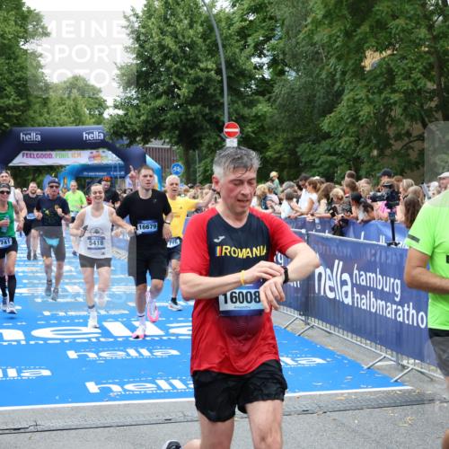 29.06.2025 - hella hamburg halbmarathon Zöllner http://msf.ph/oto/8245558 29.06.2025 10:56:58 Ziel 1955, 2282, 2741, 2759, 5033, 5418, 6835, 7716, 8669, 11043, 11212, 14678, 15097, 16620, 16679 meine-sportfotos.de
