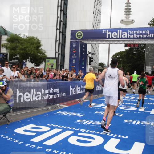 29.06.2025 - hella hamburg halbmarathon Michael Strokosch http://msf.ph/oto/8245567 29.06.2025 10:56:57 Ziel 1955, 2282, 2378, 2741, 2759, 5418, 6835, 7716, 11043, 13816, 15097, 16008, 16009, 16620, 16679 meine-sportfotos.de