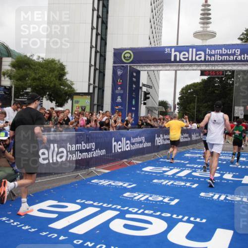29.06.2025 - hella hamburg halbmarathon Michael Strokosch http://msf.ph/oto/8245591 29.06.2025 10:56:58 Ziel 1955, 2282, 2741, 2759, 5033, 5418, 6835, 7716, 11043, 13816, 14678, 15097, 16008, 16009, 16620, 16679 meine-sportfotos.de