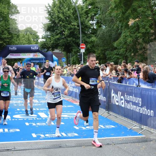 29.06.2025 - hella hamburg halbmarathon Zöllner http://msf.ph/oto/8245597 29.06.2025 10:56:59 Ziel 1955, 2282, 2741, 2759, 5033, 5418, 6835, 7716, 8669, 11043, 11212, 11638, 14678, 15097, 16470, 16620, 16679 meine-sportfotos.de