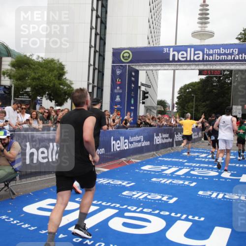 29.06.2025 - hella hamburg halbmarathon Michael Strokosch http://msf.ph/oto/8245608 29.06.2025 10:56:59 Ziel 1955, 2282, 2741, 2759, 5033, 5418, 6835, 7716, 8669, 11043, 11212, 14678, 15097, 16620, 16679 meine-sportfotos.de