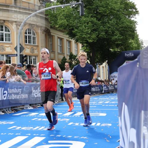 29.06.2025 - hella hamburg halbmarathon Strokosch-Dieckow http://msf.ph/oto/8245612 29.06.2025 10:38:30 Ziel 1710, 2745, 3014, 3790, 8571, 11379, 14905, 14992, 16075, 16280, 17154, 18357, 18761 meine-sportfotos.de