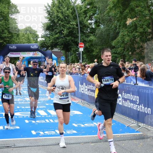 29.06.2025 - hella hamburg halbmarathon Zöllner http://msf.ph/oto/8245618 29.06.2025 10:56:59 Ziel 1955, 2282, 2741, 2759, 5033, 5418, 6835, 7716, 8669, 11043, 11212, 11638, 14678, 15097, 16470, 16620, 16679 meine-sportfotos.de