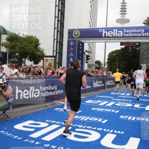 29.06.2025 - hella hamburg halbmarathon Michael Strokosch http://msf.ph/oto/8245621 29.06.2025 10:56:59 Ziel 1955, 2282, 2741, 2759, 5033, 5418, 6835, 7716, 8669, 11043, 11212, 14678, 15097, 16620, 16679 meine-sportfotos.de