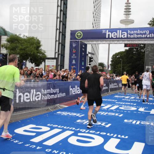 29.06.2025 - hella hamburg halbmarathon Michael Strokosch http://msf.ph/oto/8245635 29.06.2025 10:56:59 Ziel 1955, 2282, 2741, 2759, 5033, 5418, 6835, 7716, 8669, 11043, 11212, 14678, 15097, 16620, 16679 meine-sportfotos.de