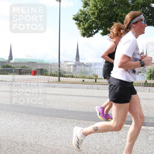 29.06.2025 - hella hamburg halbmarathon Lena Gebhardt http://msf.ph/oto/8245636 29.06.2025 10:09:58 Lombardsbrücke 1052, 1456, 1483, 1513, 1548, 1823, 3921, 4592, 5511, 7042, 7058, 7081, 7333, 7636, 8090, 8219, 8685, 8890, 9150, 9297, 9306, 9366, 9434, 9674, 9781, 10036, 10943, 11027, 12255, 12509, 12567, 13739, 16191, 16445, 16455, 16872, 16918, 17148, 17630, 17899, 18076, 18196, 18440, 18707, 19242 meine-sportfotos.de