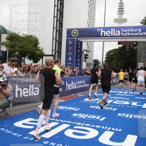 29.06.2025 - hella hamburg halbmarathon Michael Strokosch http://msf.ph/oto/8245650 29.06.2025 10:57:00 Ziel 1955, 2282, 2741, 2759, 5033, 5418, 6835, 7716, 8669, 11043, 11212, 11638, 14678, 15097, 16470, 16620, 16679 meine-sportfotos.de