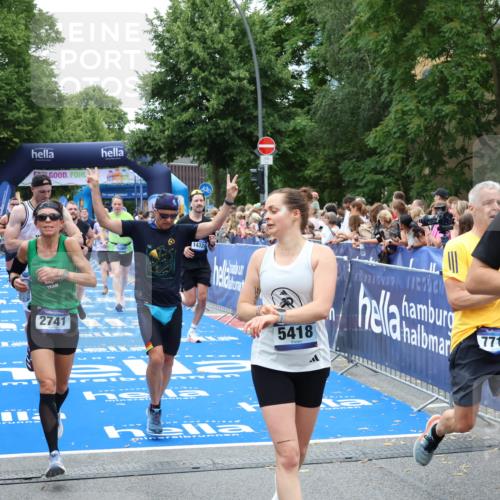 29.06.2025 - hella hamburg halbmarathon Zöllner http://msf.ph/oto/8245662 29.06.2025 10:57:00 Ziel 1955, 2282, 2741, 2759, 4299, 5033, 5418, 6835, 7716, 8669, 11043, 11212, 11638, 14678, 15097, 16470, 16620, 19091 meine-sportfotos.de