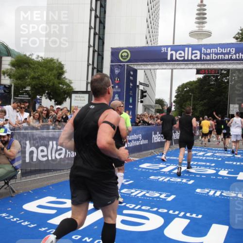 29.06.2025 - hella hamburg halbmarathon Michael Strokosch http://msf.ph/oto/8245667 29.06.2025 10:57:00 Ziel 1955, 2282, 2741, 2759, 5033, 5418, 6835, 7716, 8669, 11043, 11212, 11638, 14678, 15097, 16470, 16620, 16679 meine-sportfotos.de