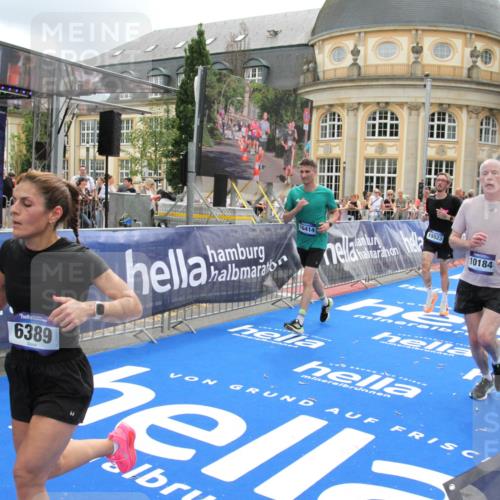 29.06.2025 - hella hamburg halbmarathon Michael Strokosch http://msf.ph/oto/8245728 29.06.2025 10:49:15 Ziel 2013, 4832, 6389, 8112, 9348, 10184, 13450, 15523, 16369, 16414, 16731, 17173, 18598, 18842 meine-sportfotos.de