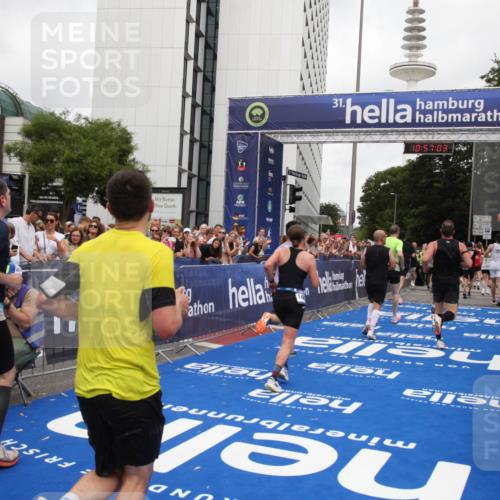 29.06.2025 - hella hamburg halbmarathon Michael Strokosch http://msf.ph/oto/8245742 29.06.2025 10:57:02 Ziel 1485, 1955, 2282, 2759, 4299, 5033, 6835, 8669, 11043, 11212, 11638, 14678, 15097, 16470, 16620, 18719, 19091 meine-sportfotos.de