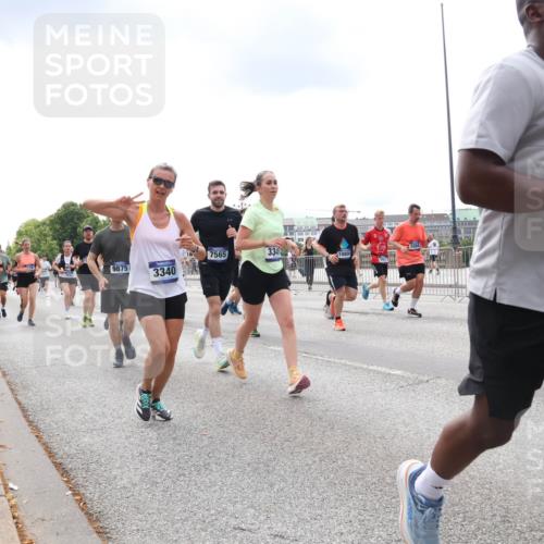 29.06.2025 - hella hamburg halbmarathon Lena Gebhardt http://msf.ph/oto/8245782 29.06.2025 10:33:59 Lombardsbrücke 1189, 1275, 1417, 1705, 1787, 1896, 2265, 2342, 2482, 2496, 2526, 2776, 2933, 3145, 3170, 3264, 3340, 3345, 3560, 3829, 3848, 4361, 4433, 4449, 4479, 4696, 4807, 4942, 5075, 5096, 5141, 5557, 5561, 5566, 5569, 5584, 5691, 5821, 5822, 5887, 6109, 6364, 6515, 6516, 6854, 6956, 6999, 7027, 7324, 7329, 7565, 7653, 8021, 8157, 8202, 8277, 8282, 8349, 8375, 8377, 8383, 8401, 9094, 9234, 9438, 9799, 9875, 9995, 10007, 10071, 10360, 10561, 11811 meine-sportfotos.de