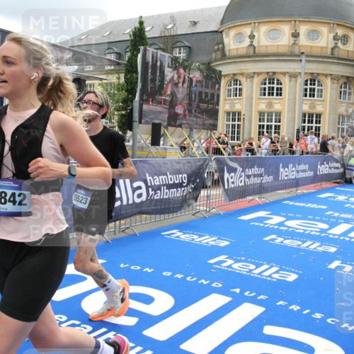 29.06.2025 - hella hamburg halbmarathon Michael Strokosch http://msf.ph/oto/8245787 29.06.2025 10:49:17 Ziel 2013, 6158, 6389, 8112, 9348, 10053, 10184, 13450, 15523, 16369, 16414, 16731, 18842 meine-sportfotos.de