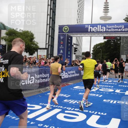 29.06.2025 - hella hamburg halbmarathon Michael Strokosch http://msf.ph/oto/8245807 29.06.2025 10:57:03 Ziel 1485, 2282, 2759, 4299, 5033, 8669, 11043, 11143, 11212, 11638, 14678, 15097, 16470, 16620, 18719, 19091 meine-sportfotos.de