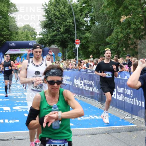 29.06.2025 - hella hamburg halbmarathon Zöllner http://msf.ph/oto/8245809 29.06.2025 10:57:02 Ziel 1485, 2282, 2759, 4299, 5033, 8669, 11043, 11143, 11212, 11638, 14678, 15097, 16470, 16620, 18719, 19091 meine-sportfotos.de
