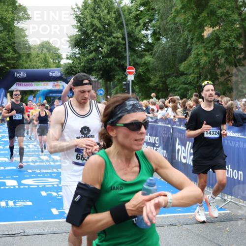 29.06.2025 - hella hamburg halbmarathon Zöllner http://msf.ph/oto/8245821 29.06.2025 10:57:02 Ziel 1485, 2282, 2759, 4299, 5033, 8669, 11043, 11143, 11212, 11638, 14678, 15097, 16470, 16620, 18719, 19091 meine-sportfotos.de