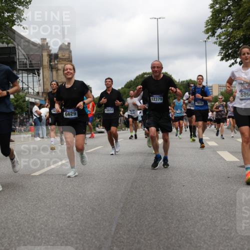 29.06.2025 - hella hamburg halbmarathon Yannick Fuchs http://msf.ph/oto/8245861 29.06.2025 10:47:42 20KM 1030, 1151, 1267, 1502, 1727, 1870, 2058, 2070, 2354, 2518, 2630, 3096, 3208, 3209, 3819, 4770, 5020, 5638, 5866, 6294, 6481, 6511, 6512, 6629, 6762, 6877, 6942, 7274, 7395, 7918, 8335, 8447, 9142, 9791, 9922, 10549, 10891, 11068, 11844, 12321, 12379, 12607, 12632, 12909, 13032, 13033, 13289, 13397, 13865, 13912, 13997, 14702, 15061, 15146, 15441, 15497, 15502, 15838, 15856, 15946, 16477, 17348, 17482, 18134, 18143, 18418, 18487, 18514, 18612 meine-sportfotos.de