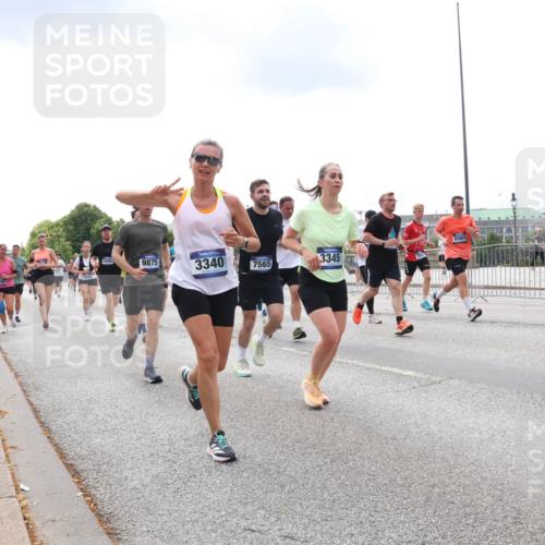 29.06.2025 - hella hamburg halbmarathon Lena Gebhardt http://msf.ph/oto/8245862 29.06.2025 10:33:59 Lombardsbrücke 1189, 1275, 1417, 1705, 1787, 1896, 2265, 2342, 2482, 2496, 2526, 2776, 2933, 3145, 3170, 3264, 3340, 3345, 3560, 3829, 3848, 4361, 4433, 4449, 4479, 4696, 4807, 4942, 5075, 5096, 5141, 5557, 5561, 5566, 5569, 5584, 5691, 5821, 5822, 5887, 6109, 6364, 6515, 6516, 6854, 6956, 6999, 7027, 7324, 7329, 7565, 7653, 8021, 8157, 8202, 8277, 8282, 8349, 8375, 8377, 8383, 8401, 9094, 9234, 9438, 9799, 9875, 9995, 10007, 10071, 10360, 10561, 11811 meine-sportfotos.de