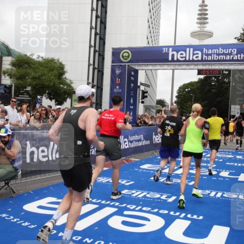 29.06.2025 - hella hamburg halbmarathon Michael Strokosch http://msf.ph/oto/8245882 29.06.2025 10:57:04 Ziel 1485, 2282, 2759, 4299, 5033, 8669, 11043, 11143, 11212, 11638, 14678, 15097, 16470, 16620, 16909, 18719, 19091 meine-sportfotos.de