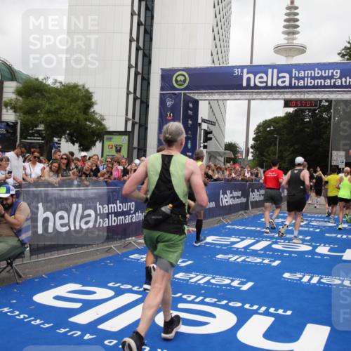 29.06.2025 - hella hamburg halbmarathon Michael Strokosch http://msf.ph/oto/8245988 29.06.2025 10:57:06 Ziel 1485, 4299, 5033, 8669, 11043, 11143, 11212, 11638, 13691, 14408, 14588, 14678, 16470, 16909, 17617, 18719, 19091 meine-sportfotos.de