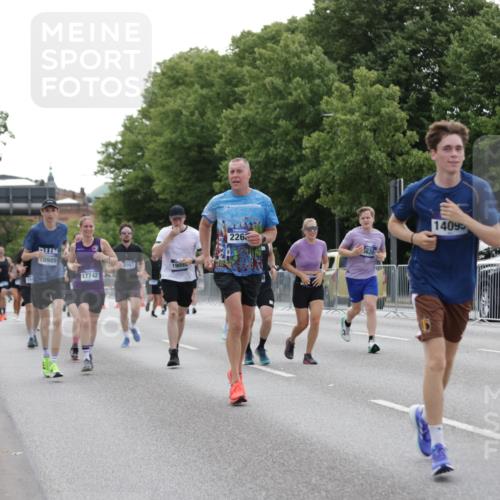 29.06.2025 - hella hamburg halbmarathon Jannik Wohlers http://msf.ph/oto/8246003 29.06.2025 10:30:31 Lombardsbrücke 1059, 1472, 2097, 2268, 2505, 3131, 3281, 4198, 6556, 6620, 7351, 8757, 9576, 9830, 10989, 11981, 12384, 14095, 14216, 14803, 15299, 15466, 15589, 17742, 17966, 19052 meine-sportfotos.de