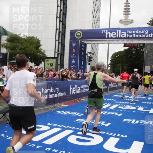 29.06.2025 - hella hamburg halbmarathon Michael Strokosch http://msf.ph/oto/8246013 29.06.2025 10:57:07 Ziel 1485, 4261, 4299, 5033, 8669, 11143, 11212, 11638, 13691, 14408, 14588, 14678, 16470, 16909, 17617, 18208, 18719, 19091 meine-sportfotos.de