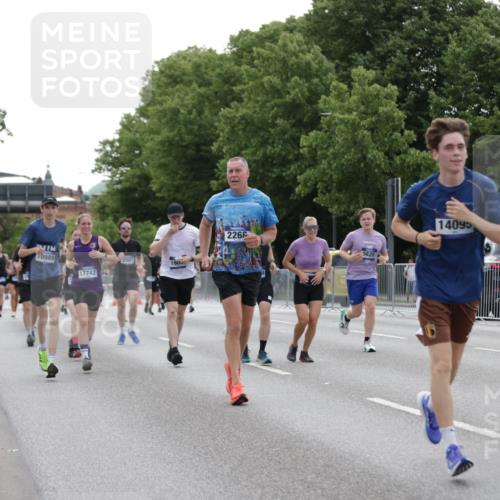 29.06.2025 - hella hamburg halbmarathon Jannik Wohlers http://msf.ph/oto/8246019 29.06.2025 10:30:31 Lombardsbrücke 1059, 1472, 2097, 2268, 2505, 3131, 3281, 4198, 6556, 6620, 7351, 8757, 9576, 9830, 10989, 11981, 12384, 14095, 14216, 14803, 15299, 15466, 15589, 17742, 17966, 19052 meine-sportfotos.de