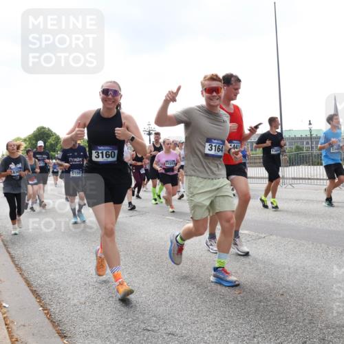 29.06.2025 - hella hamburg halbmarathon Lena Gebhardt http://msf.ph/oto/8246045 29.06.2025 10:45:29 Lombardsbrücke 1033, 1060, 1085, 1685, 1713, 1798, 1983, 2008, 2216, 2217, 2550, 2657, 2664, 2917, 2973, 3160, 3164, 3357, 3377, 3879, 3993, 4099, 4102, 4186, 4224, 4306, 4337, 4388, 4504, 4820, 4851, 5044, 5099, 5108, 5190, 5339, 5636, 5949, 6150, 6509, 6763, 6788, 6911, 6922, 6980, 7283, 7530, 7541, 7699, 7859, 7912, 8594, 8605, 8745, 8762, 9620, 10030, 10182, 10225, 10562, 10566, 11314, 12198, 12332, 12334 meine-sportfotos.de