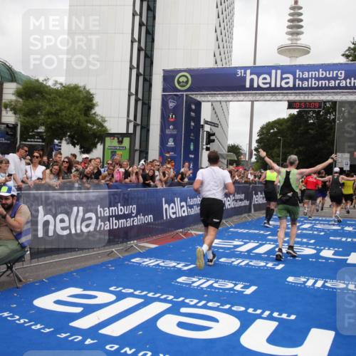 29.06.2025 - hella hamburg halbmarathon Michael Strokosch http://msf.ph/oto/8246075 29.06.2025 10:57:08 Ziel 1485, 4261, 4299, 8669, 11143, 11212, 11638, 13691, 14408, 14588, 16470, 16909, 17617, 18208, 18719, 19091 meine-sportfotos.de