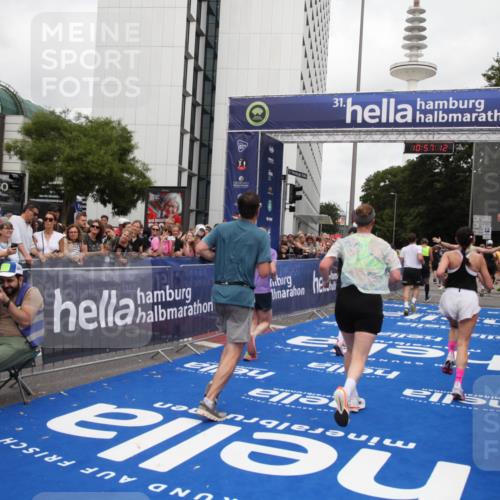 29.06.2025 - hella hamburg halbmarathon Michael Strokosch http://msf.ph/oto/8246118 29.06.2025 10:57:10 Ziel 1485, 4261, 4299, 11143, 13691, 14139, 14408, 14588, 15726, 16909, 17617, 18208, 18719, 19091 meine-sportfotos.de